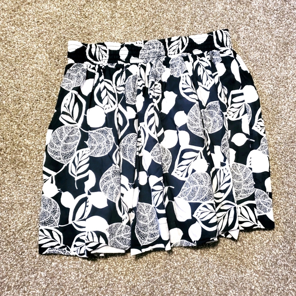 COPY - 12/$30  💙🤍    EUC  summer skirt - navy palm print